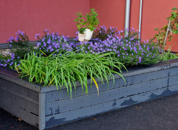 Wooden Planting Boxes: Natural Insulation and Traditional Style